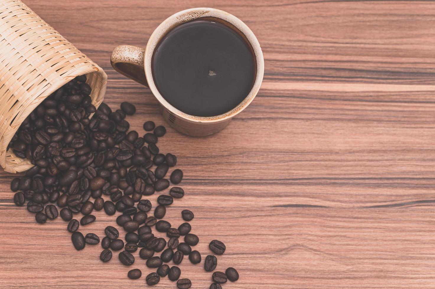 grains de café et tasse de café sur la table photo