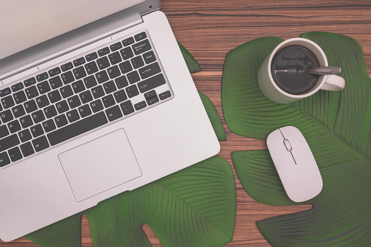 ordinateur et tasse de café sur le bureau photo