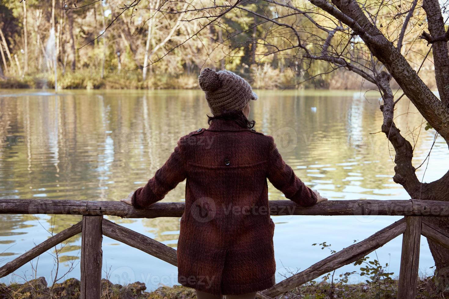 belle jeune femme représentée par derrière à l'extérieur photo