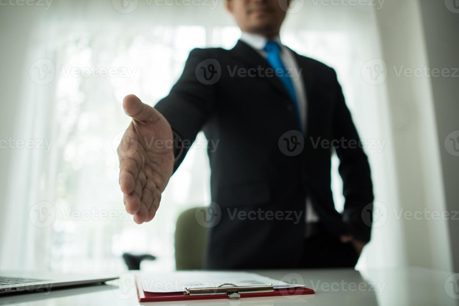 jeune homme d'affaires étendant une poignée de main photo