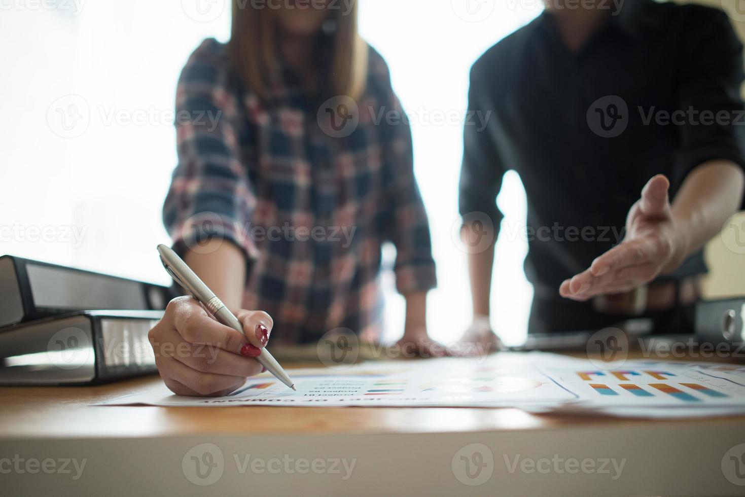 gros plan, de, gens affaires, travailler ensemble photo