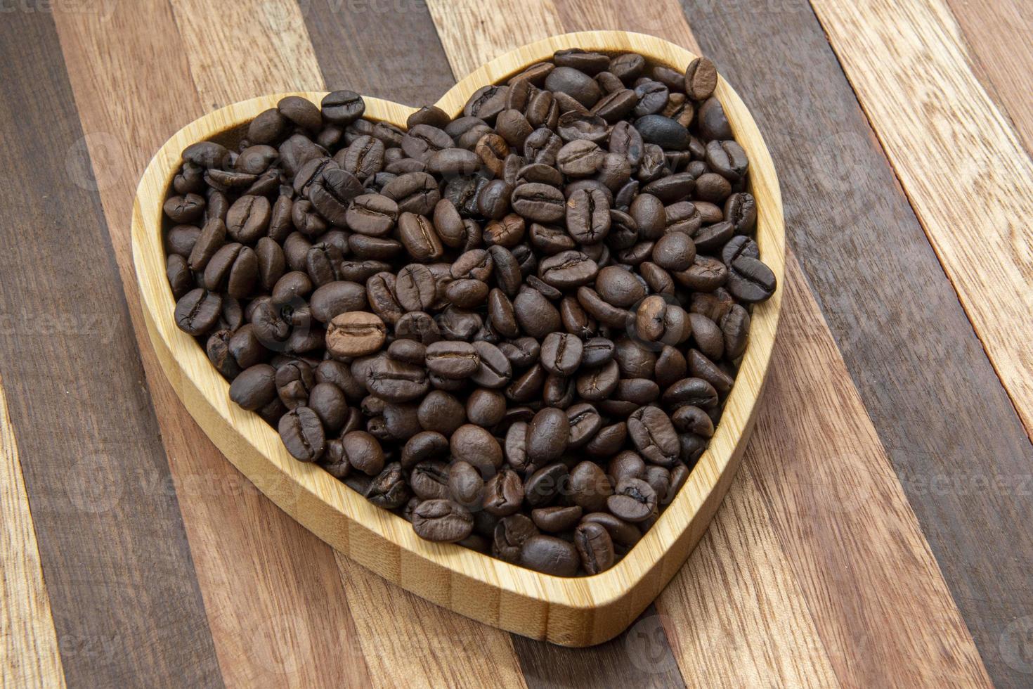 grains de café dans un plateau en forme de coeur représentant l'amour du café photo