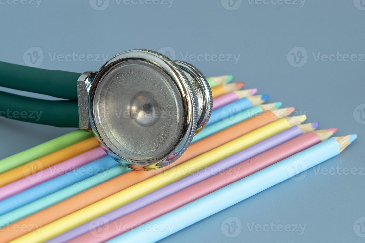 échantillon de coloré des crayons et une stéthoscope représentant le pédiatrique médecin photo