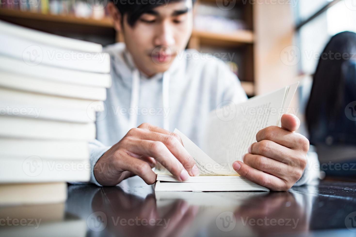 jeune étudiant lisant dans un café photo