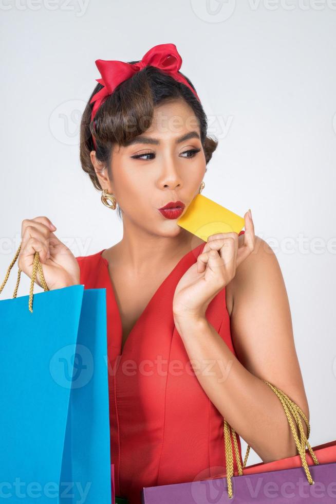 femme à la mode shopping avec sac et carte de crédit photo