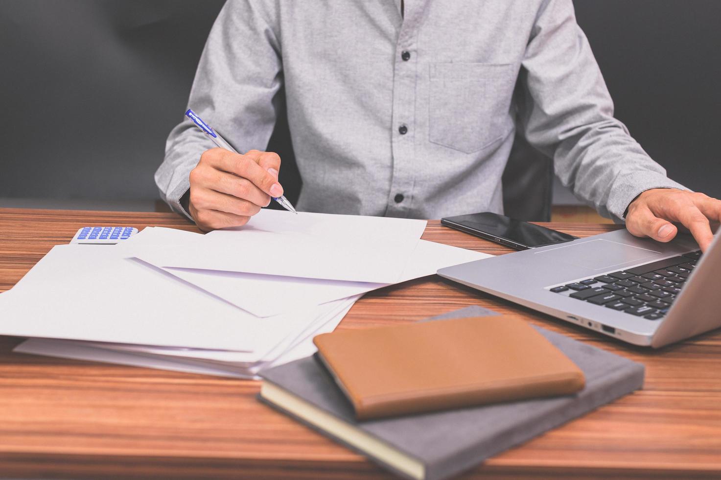 homme d'affaires à son bureau photo