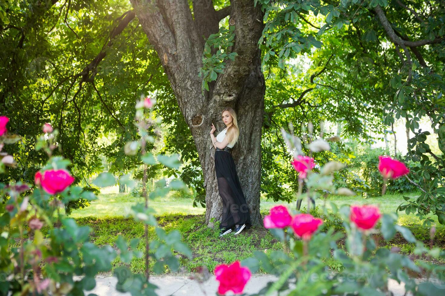 agréable blond femme posant dans une parc photo