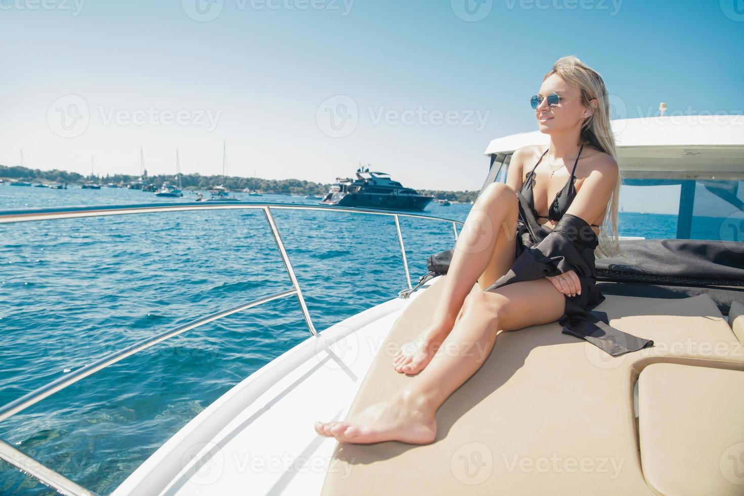 Jeune sexy femme repos sur une yacht photo