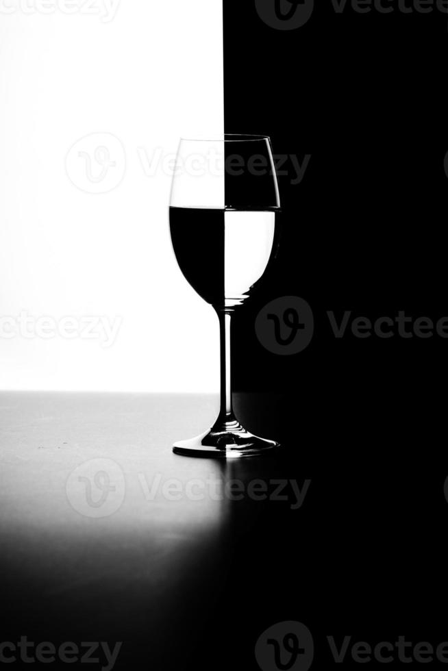 un verre d'eau et de fumée sur un fond noir et blanc photo