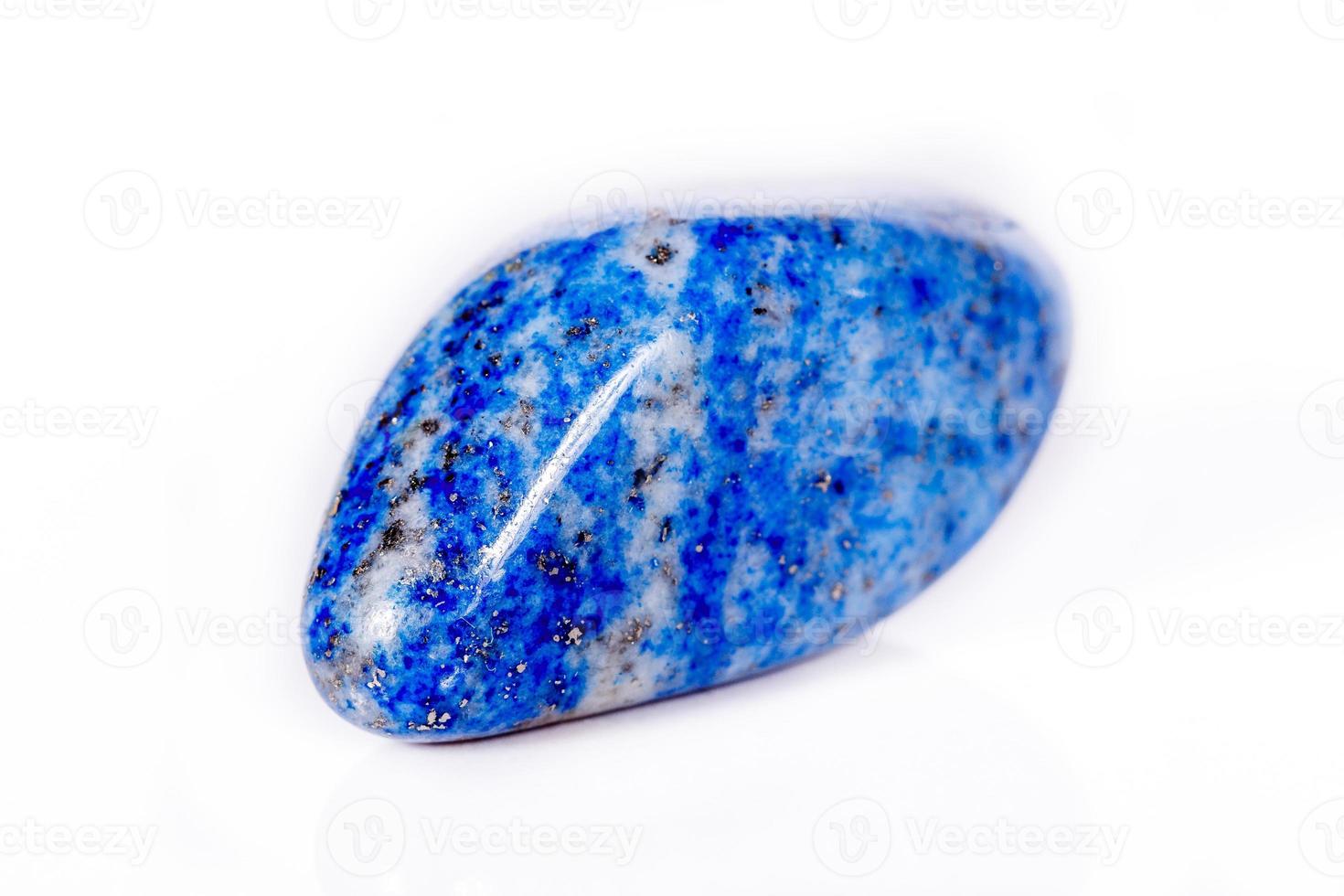 Pierre minérale macro lapis lazuli bleu afghanistan sur fond blanc photo