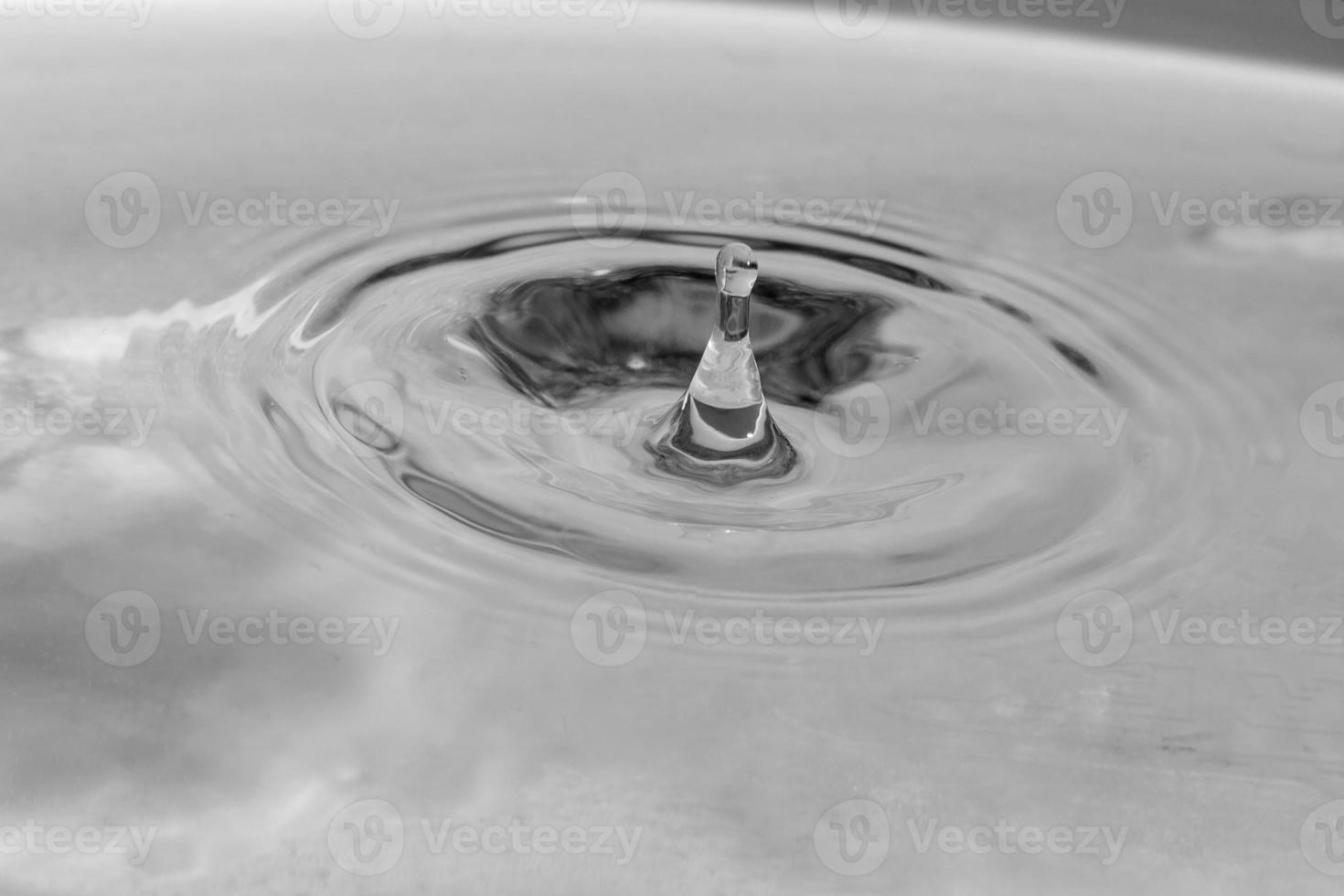 chute de gouttes dans l'eau photo