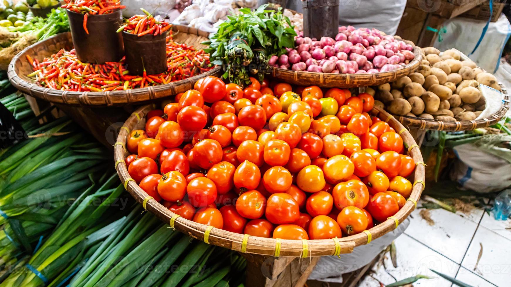 Minhasa, Indonésie janvier 2023, des légumes dans tondano traditionnel marché photo