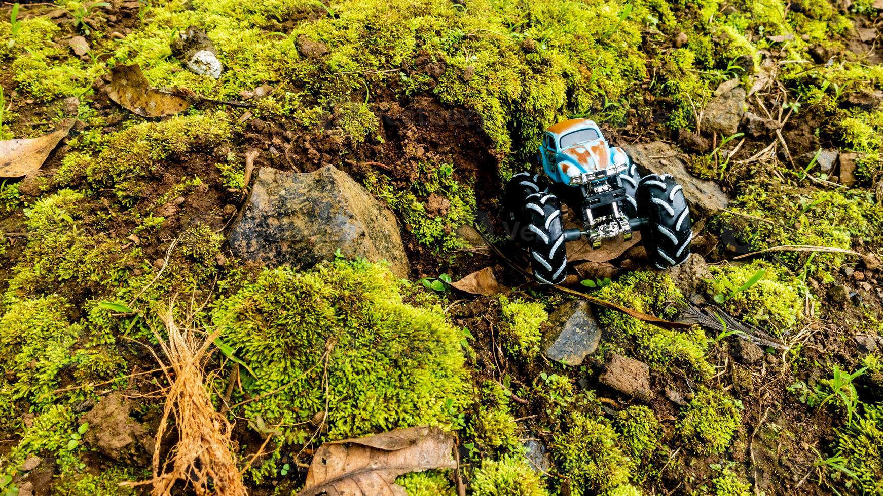 minahasa, indonésie samedi 10 décembre 2022, incroyable jouet de voiture tout-terrain monstre photo