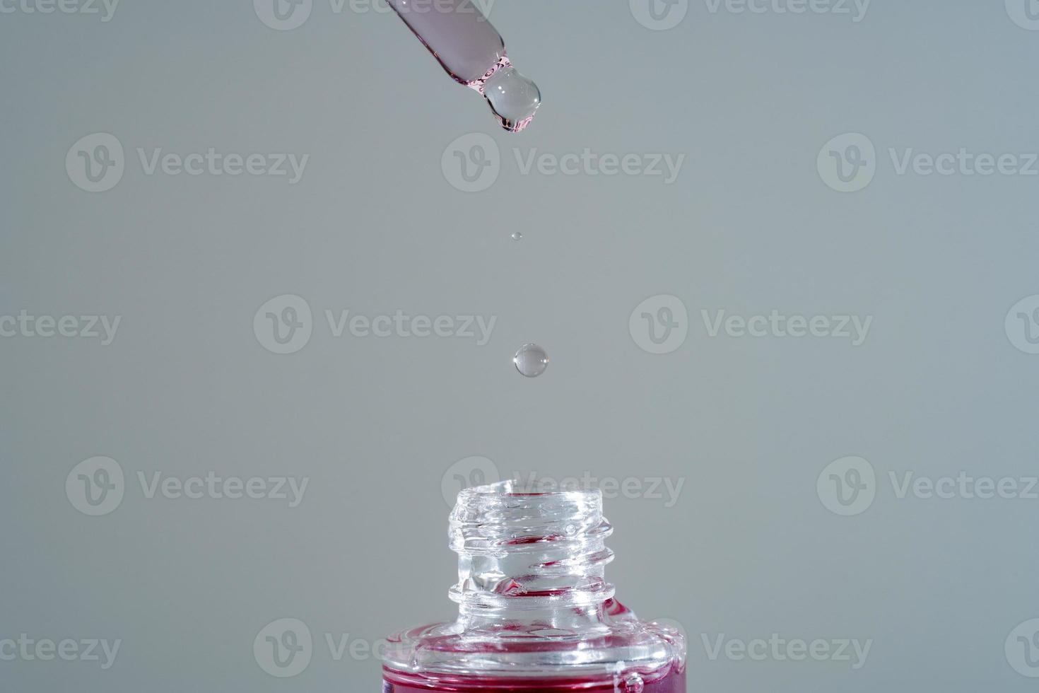 huile visage rose avec pipette en verre photo
