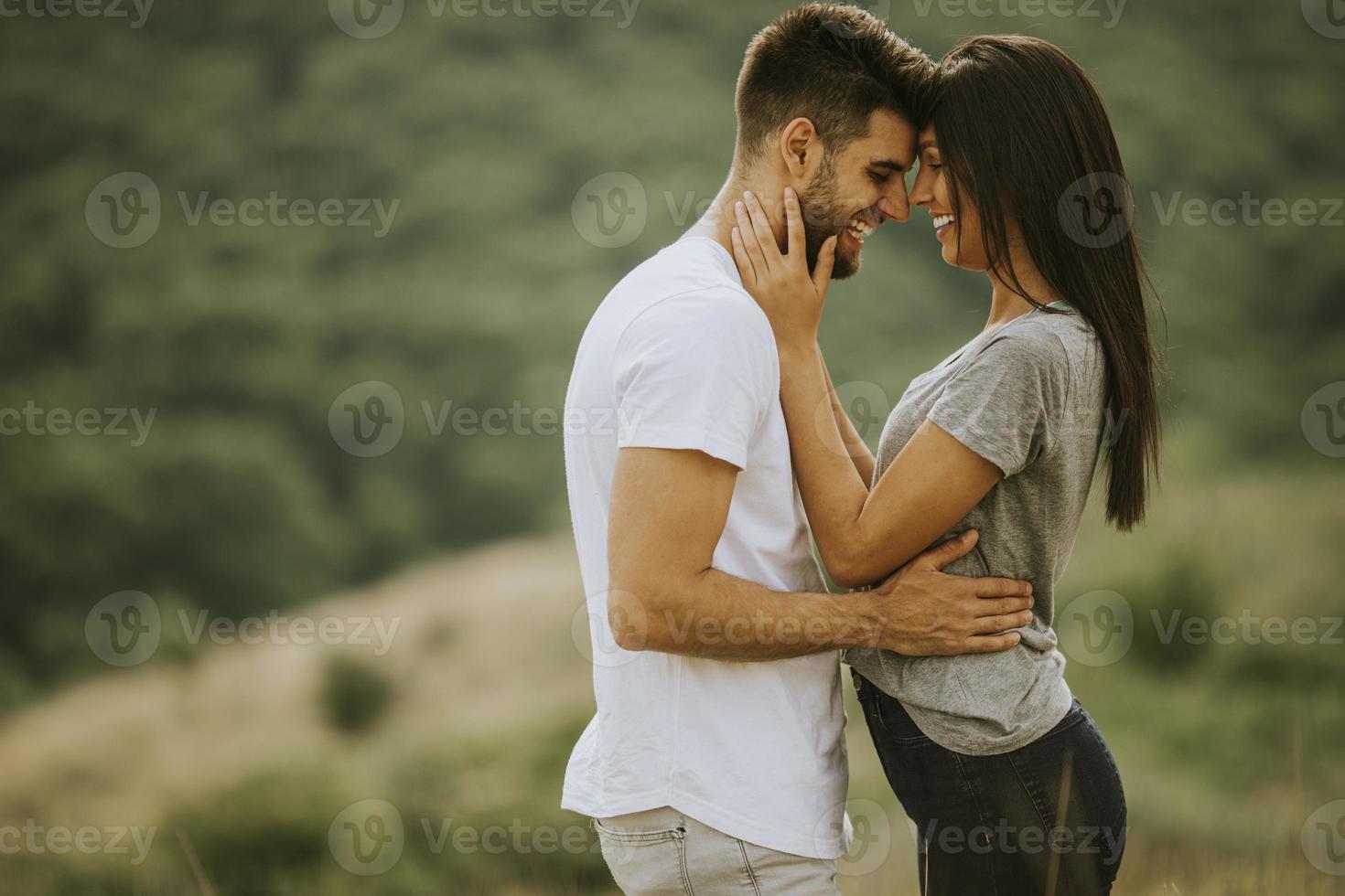 heureux, jeune couple, amoureux, à, les, champ herbe photo