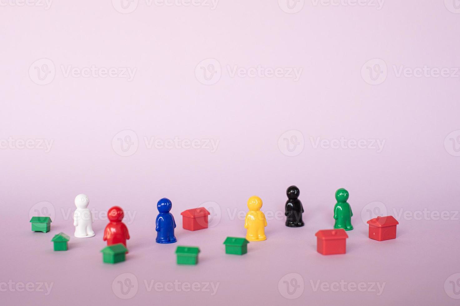 coloré frites pour une planche jeu. figurines dans le forme de personnes, rouge et vert Maisons photo