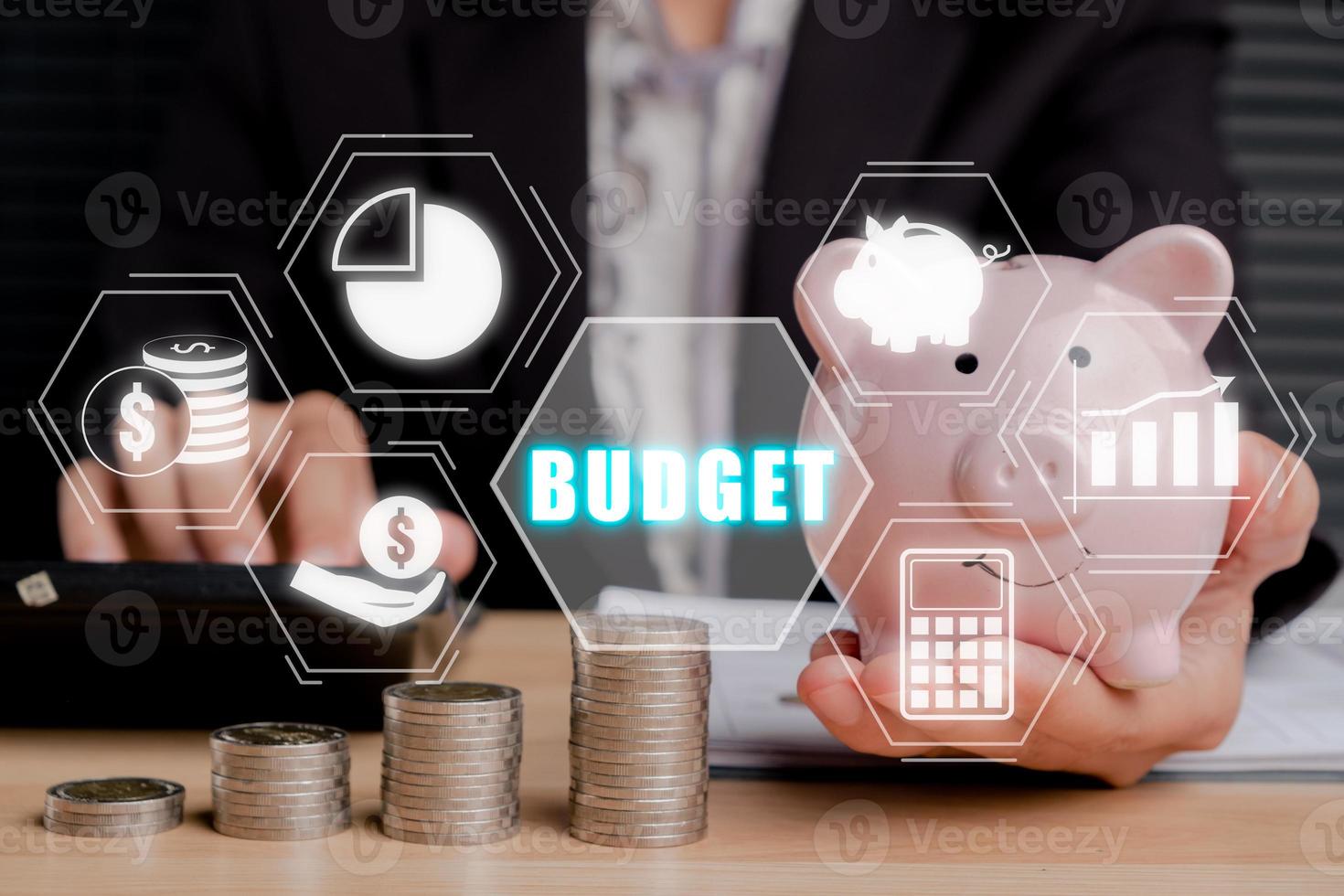 budget Capitale la finance économie investissement argent concept, affaires la personne main en utilisant calculatrice avec budget icône sur virtuel filtrer. photo