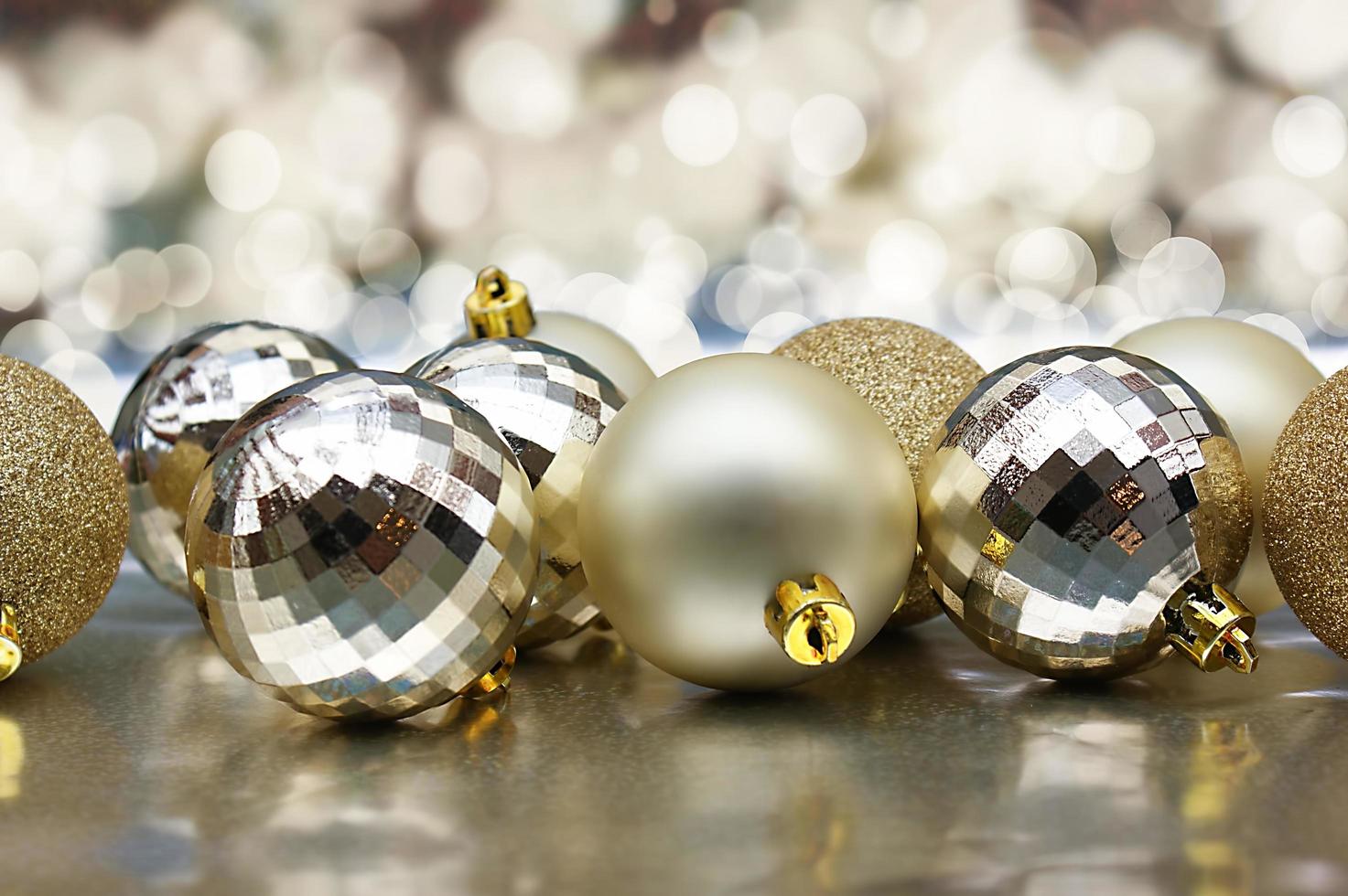 décorations de Noël avec des boules d'or photo