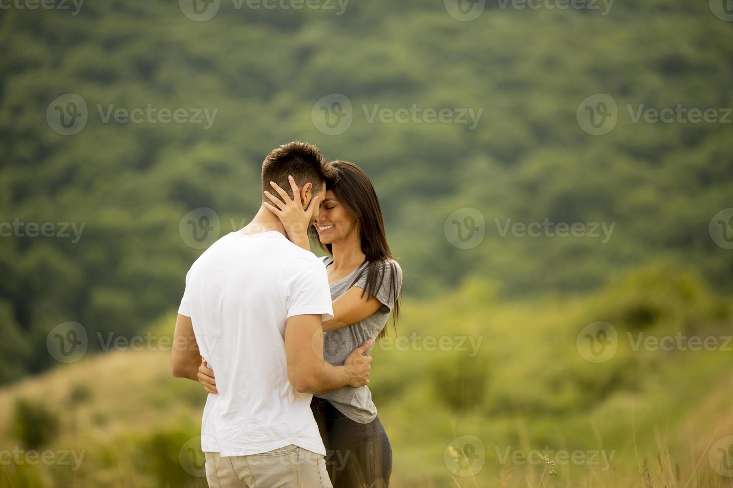 heureux, jeune couple, amoureux, à, les, champ herbe photo