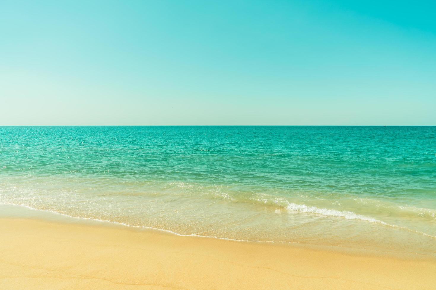 belle plage de sable et mer photo