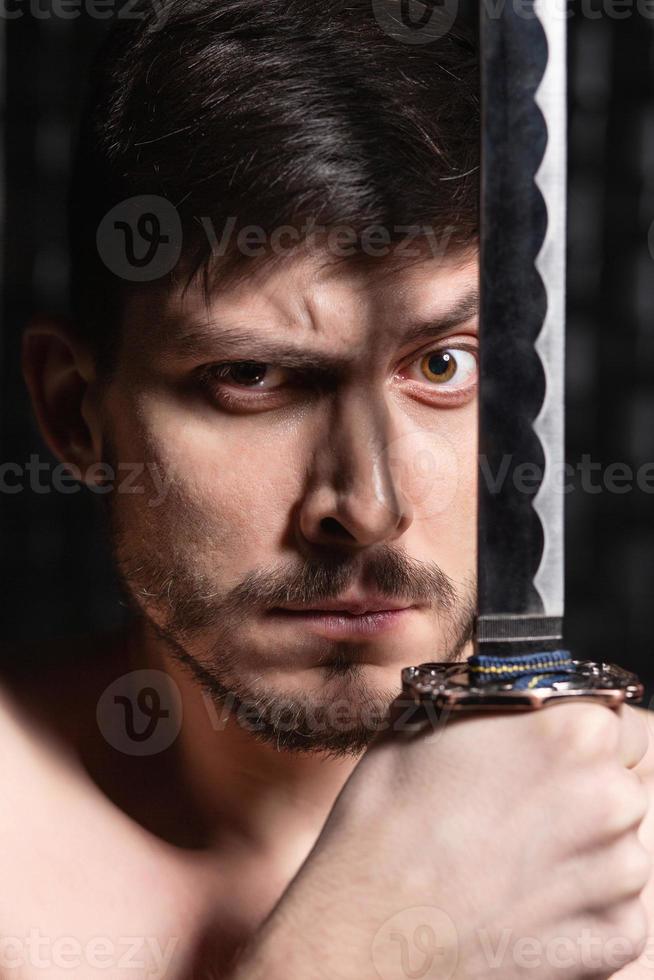 portrait de sexy homme posant dans studio photo