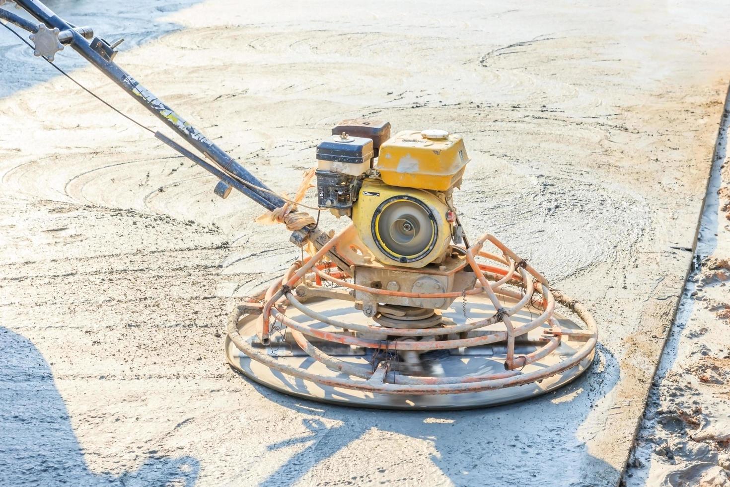 finir le béton humide avec un outil spécial photo