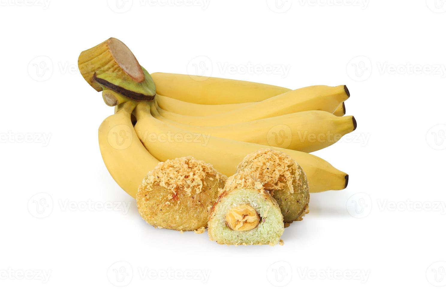 Régime de bananes avec banane frite, ou khao mao tod, sur fond blanc photo