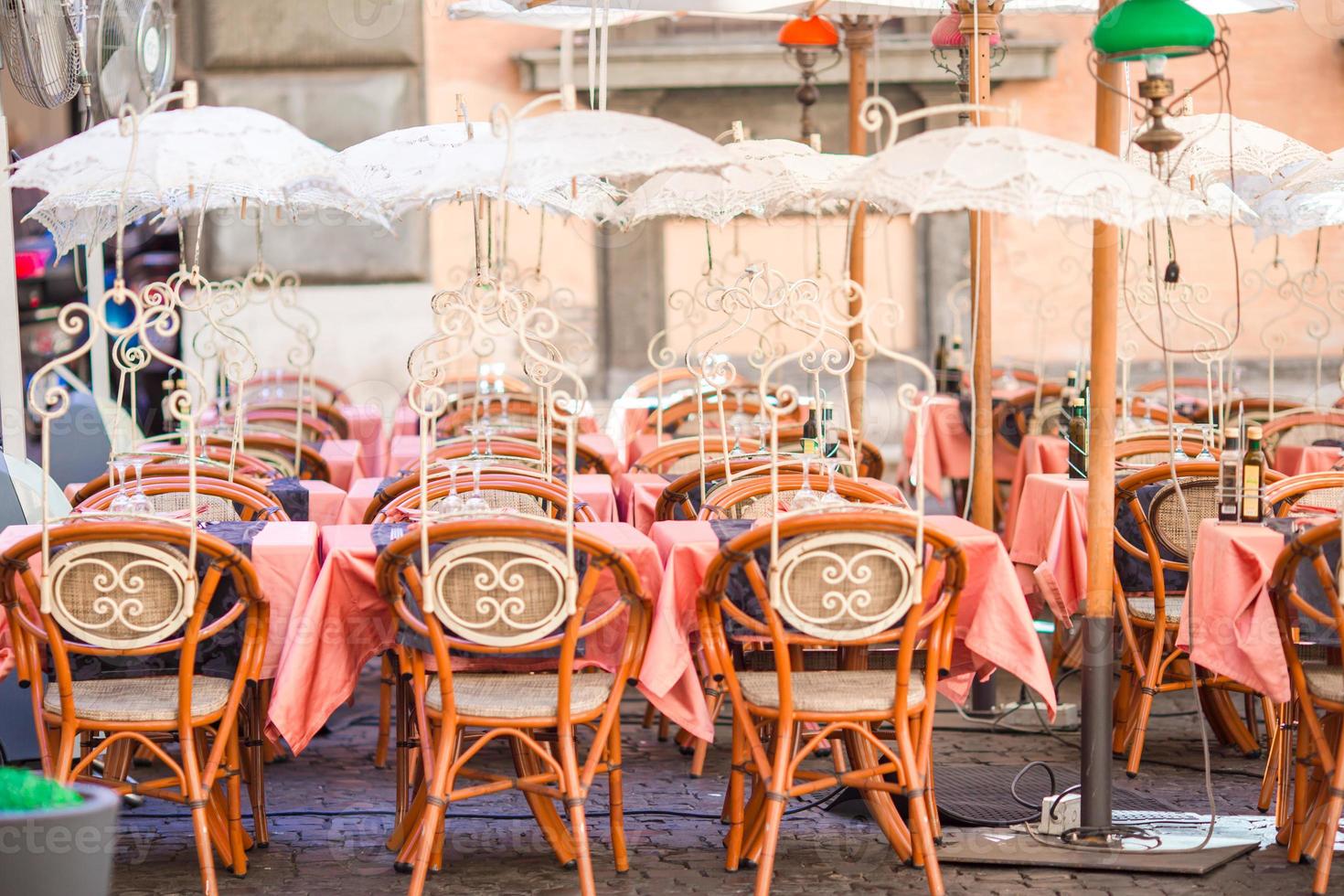 les tables et chaises à l'extérieur photo