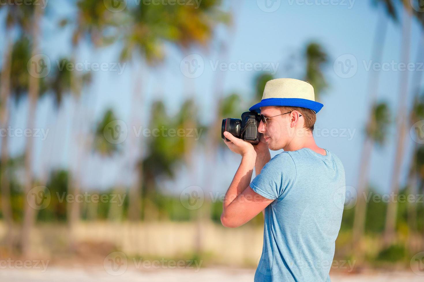 jeune homme sur la plage photo