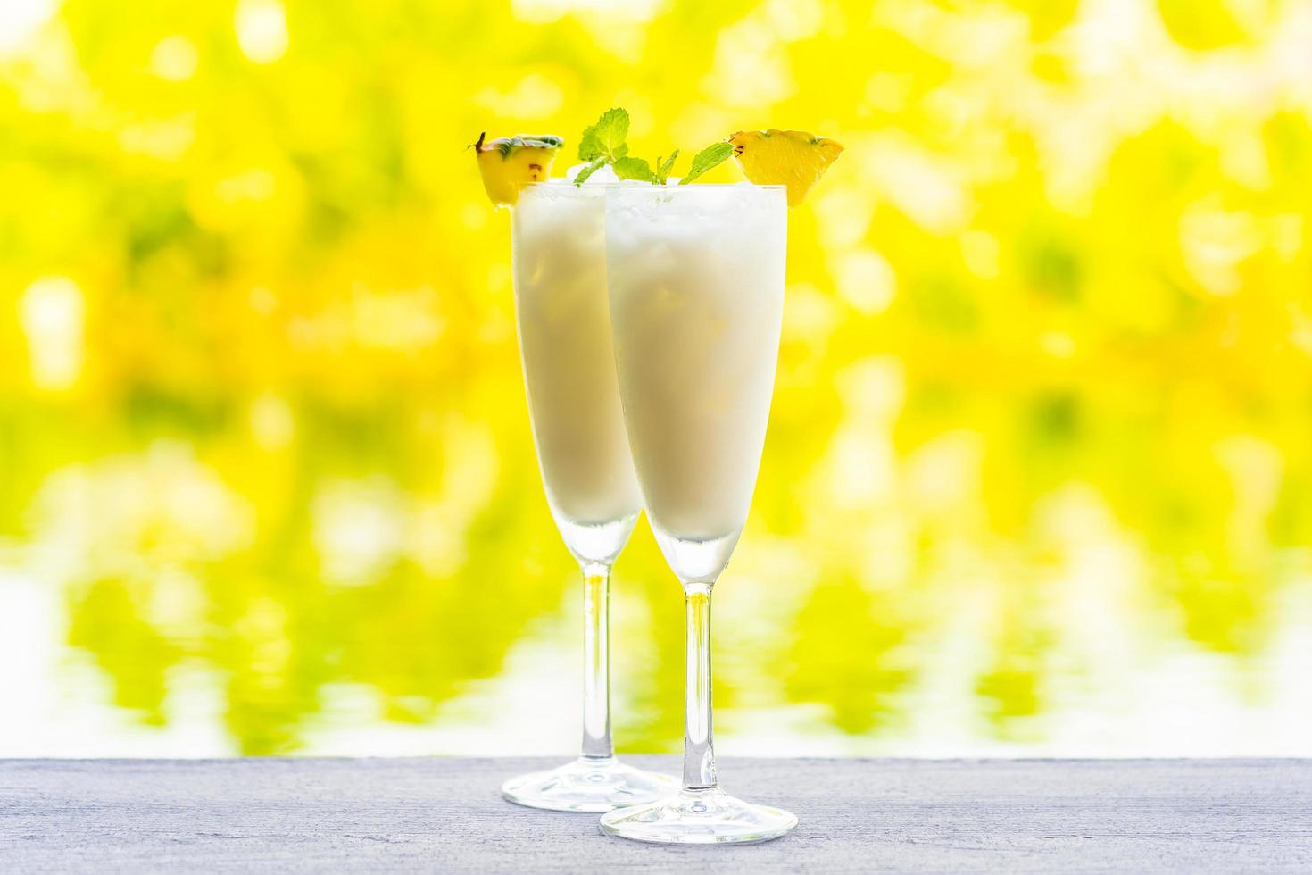 Verres à cocktail de glace sur un bureau en bois photo