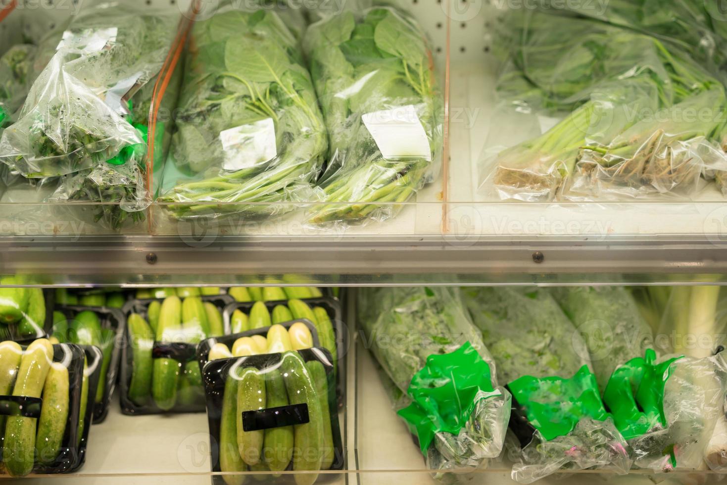 légumes emballés sur une étagère photo