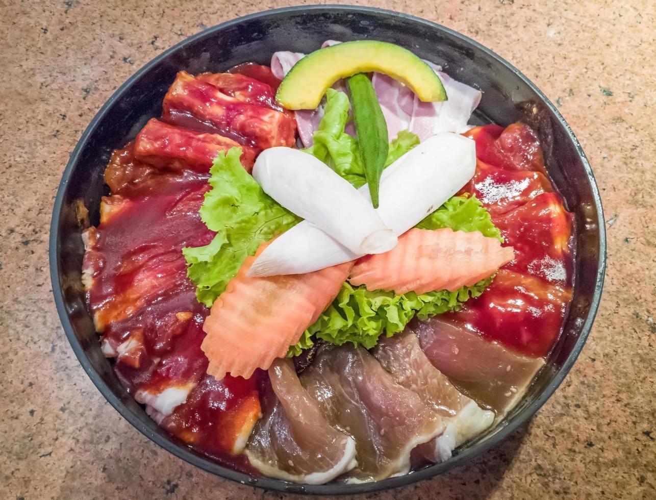 barbecue yakiniku à la japonaise, ensemble de viande grillée pour une personne photo