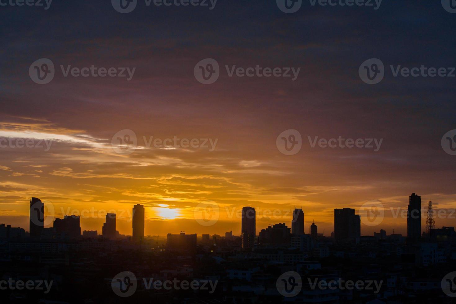 silhouette de paysage urbain au coucher du soleil photo