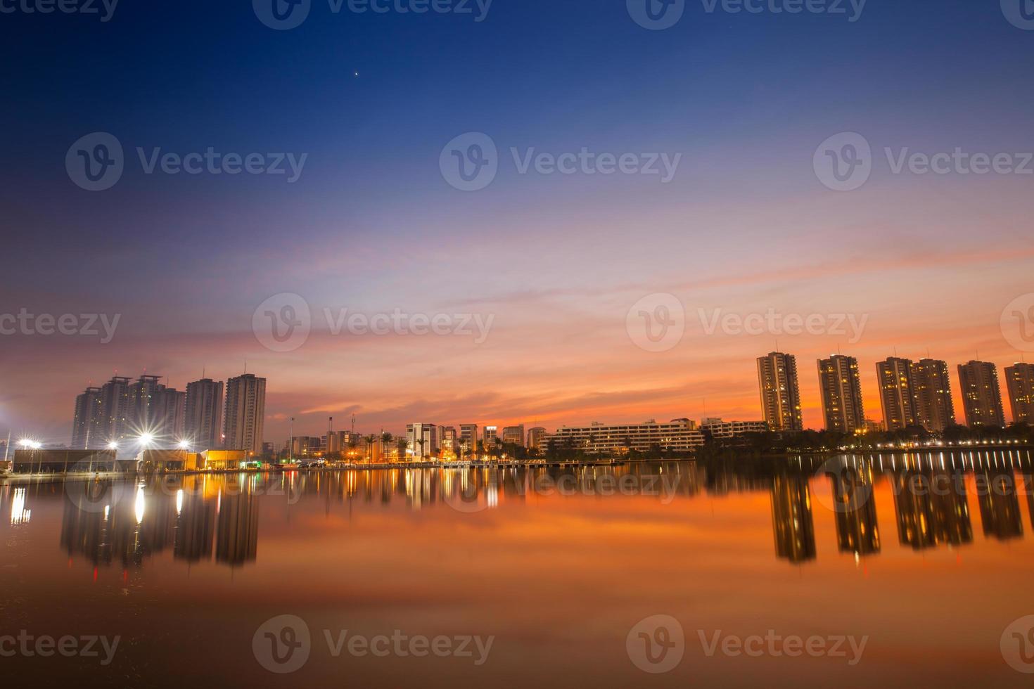 reflet du bâtiment dans l'eau au coucher du soleil photo