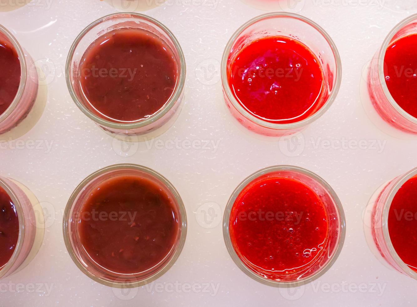 confiture rouge en pots photo