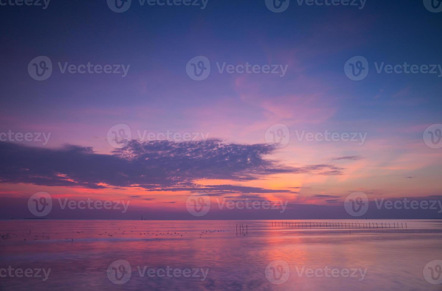 coucher de soleil rose et violet sur l'océan photo