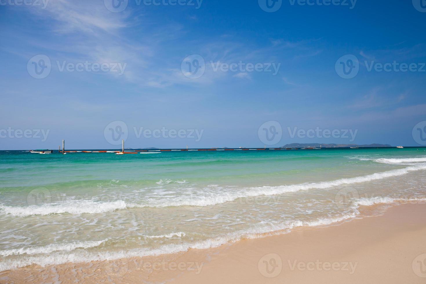 eau bleue sur une plage photo