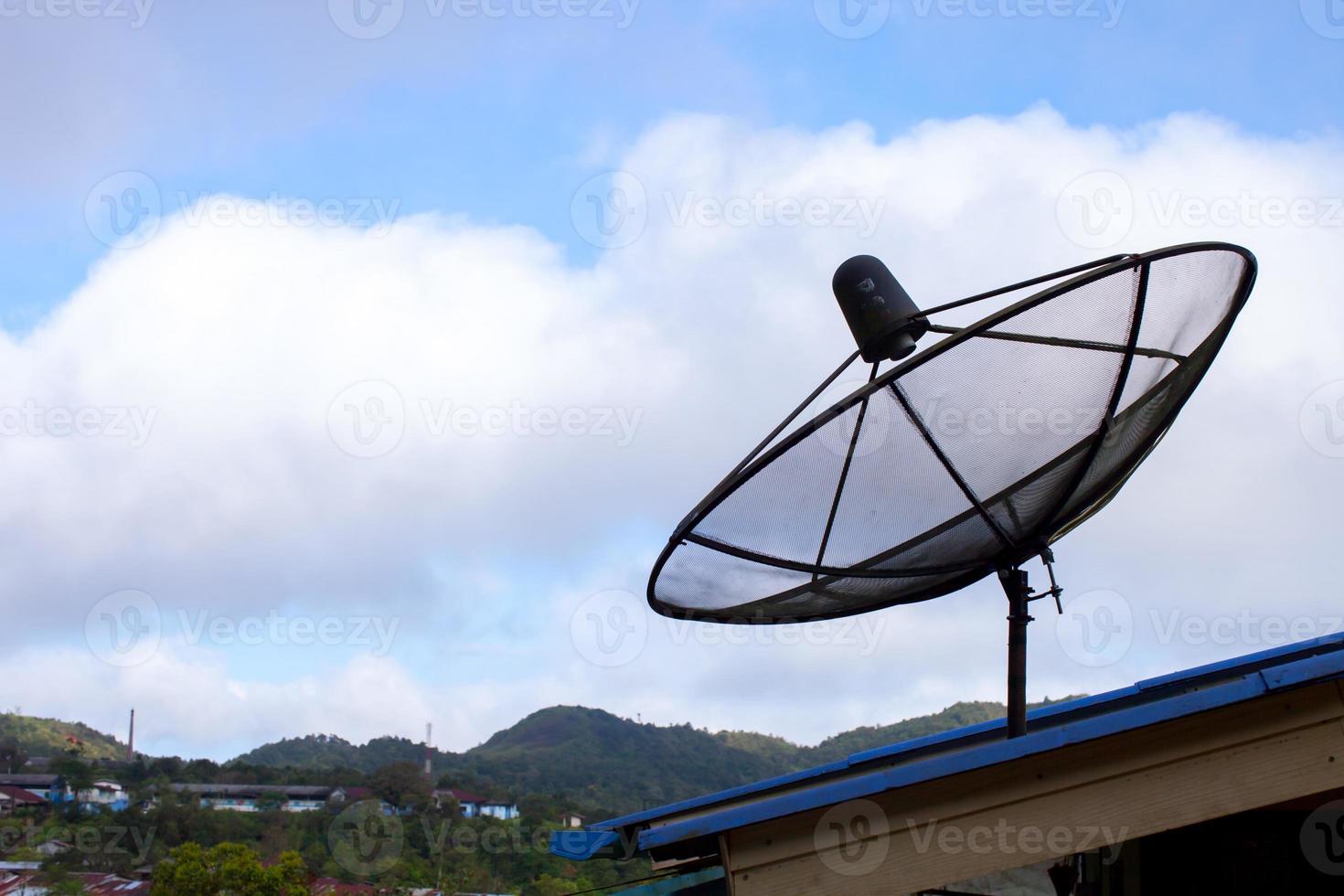 antenne parabolique sur un toit pendant la journée photo