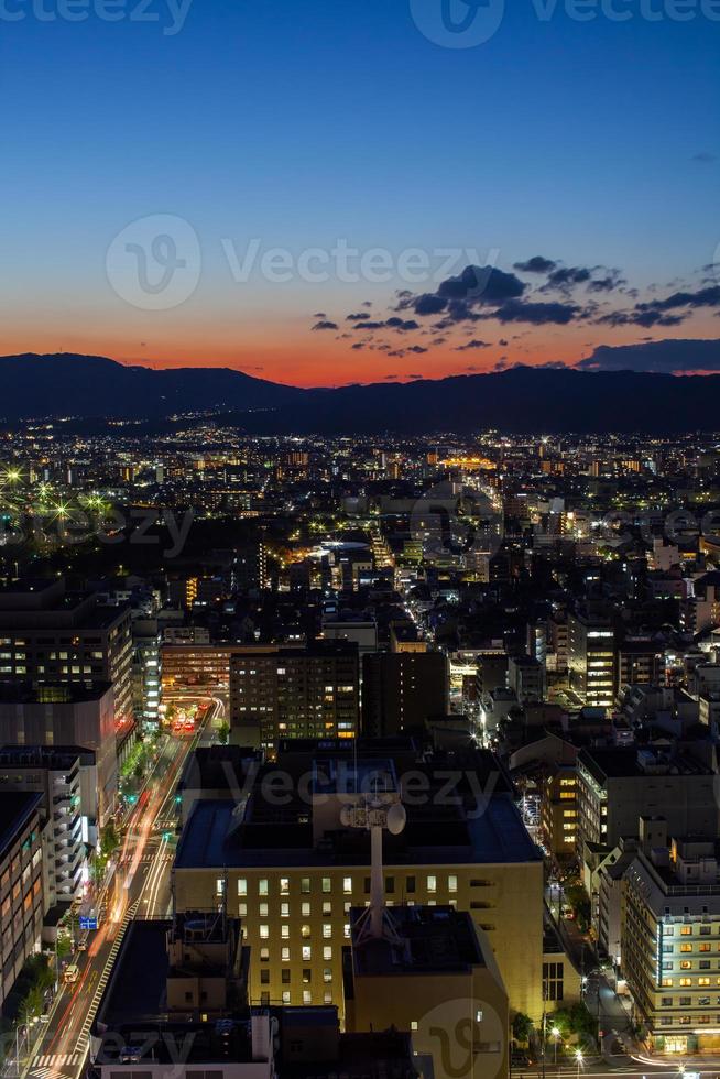 vue aérienne d & # 39; une ville la nuit photo