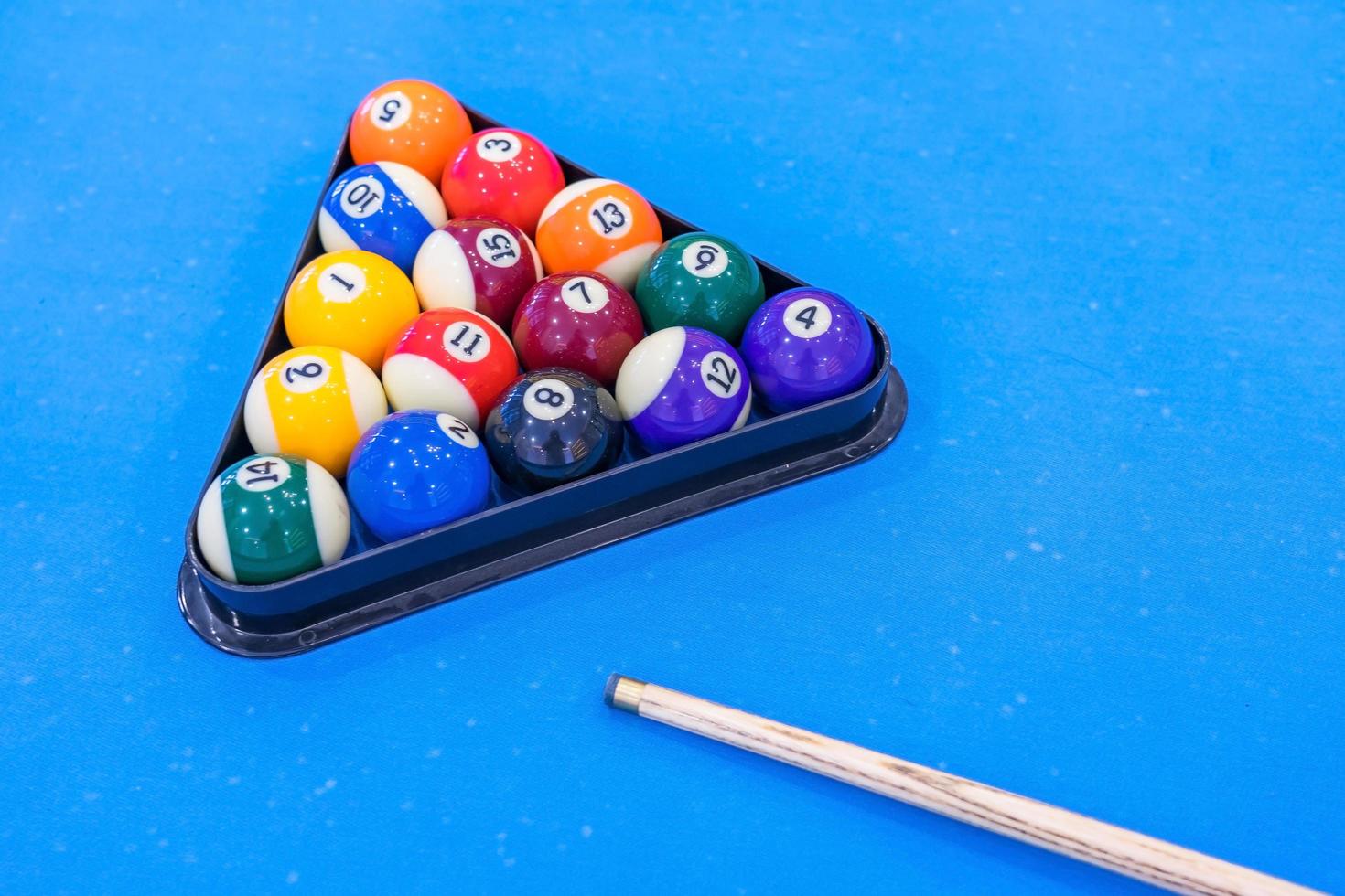 boules de billard sur table bleue photo