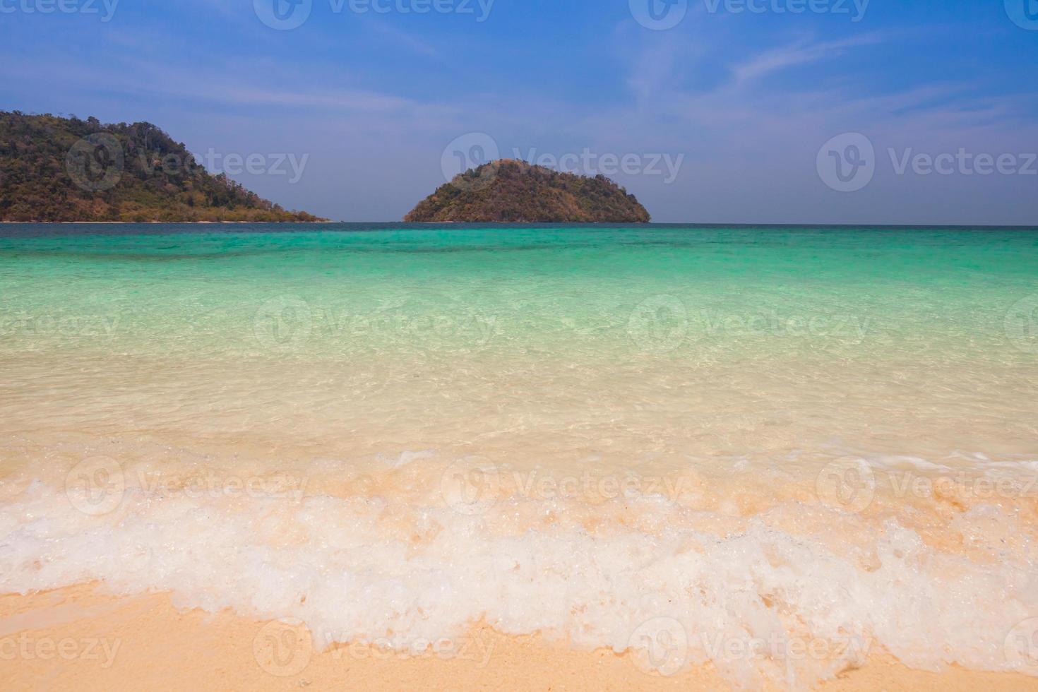 plage tropicale avec collines pendant la journée photo