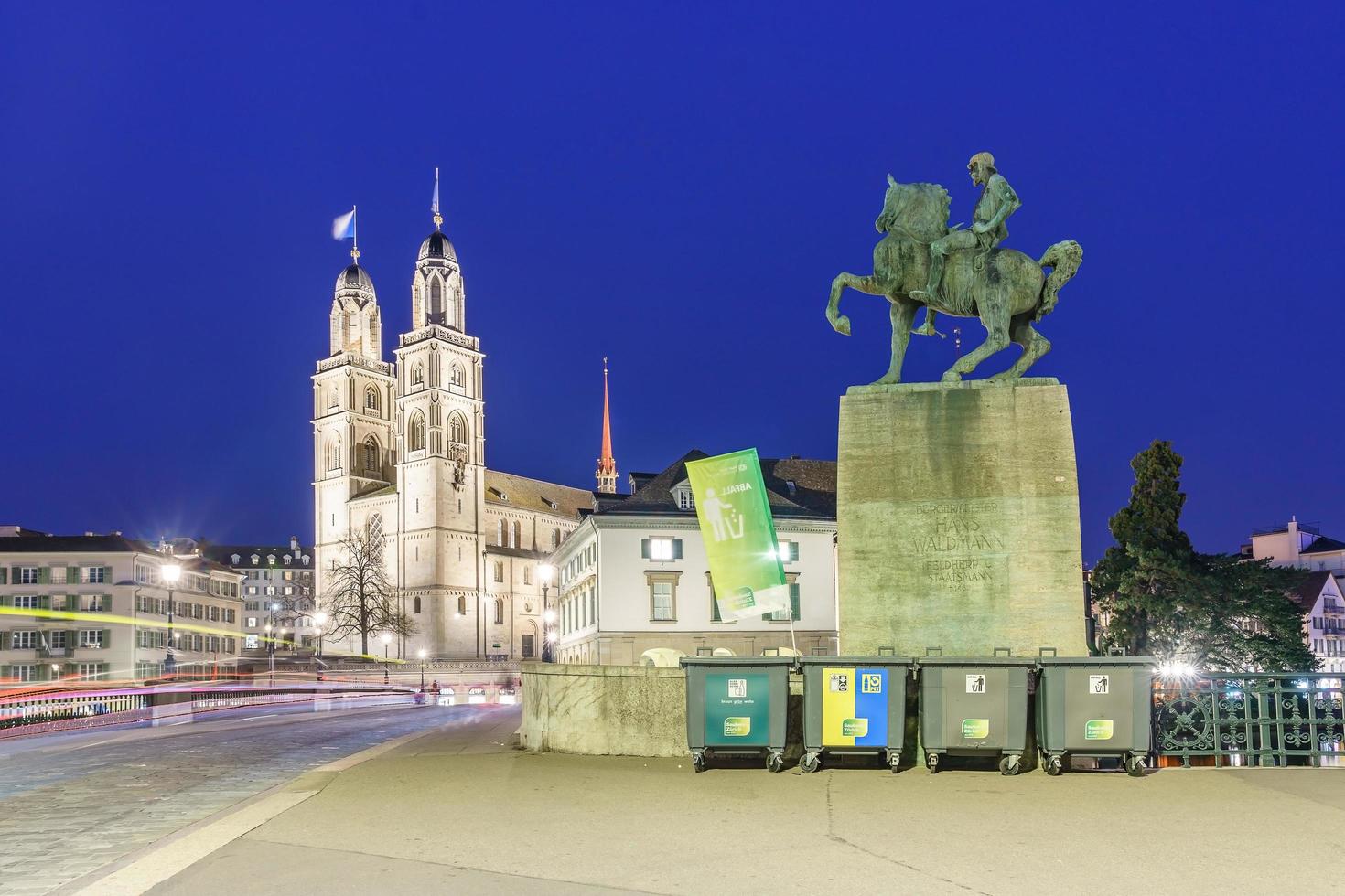 Double tours de l'église de Grossmunster au crépuscule à Zurich, Suisse, 2018 photo