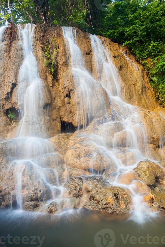 cascade sur les rochers photo