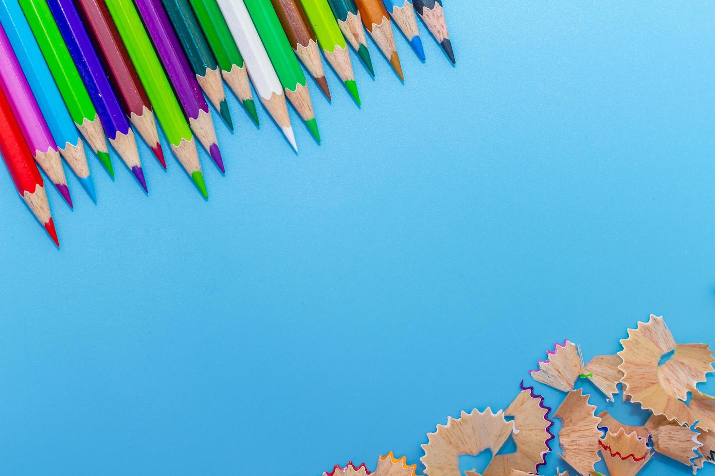 couleur en bois des crayons dans rangée isolé sur fond bleu. Haut vue avec copie espace. photo