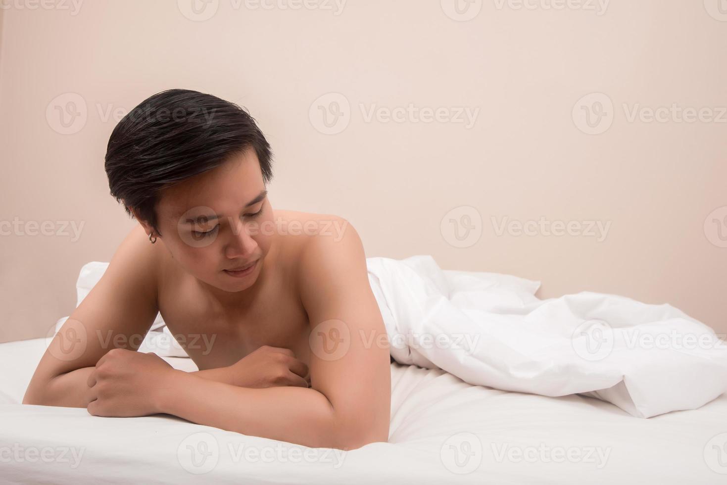 bel homme se réveiller dans son lit photo