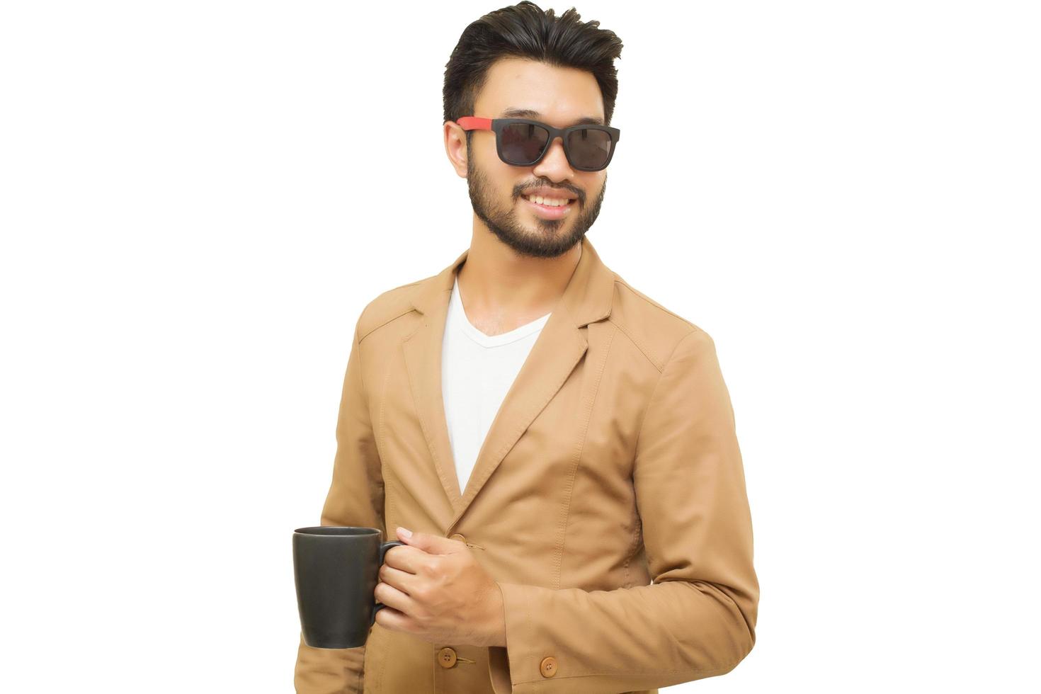 homme asiatique avec une moustache souriant sur fond blanc tenant une tasse de café photo