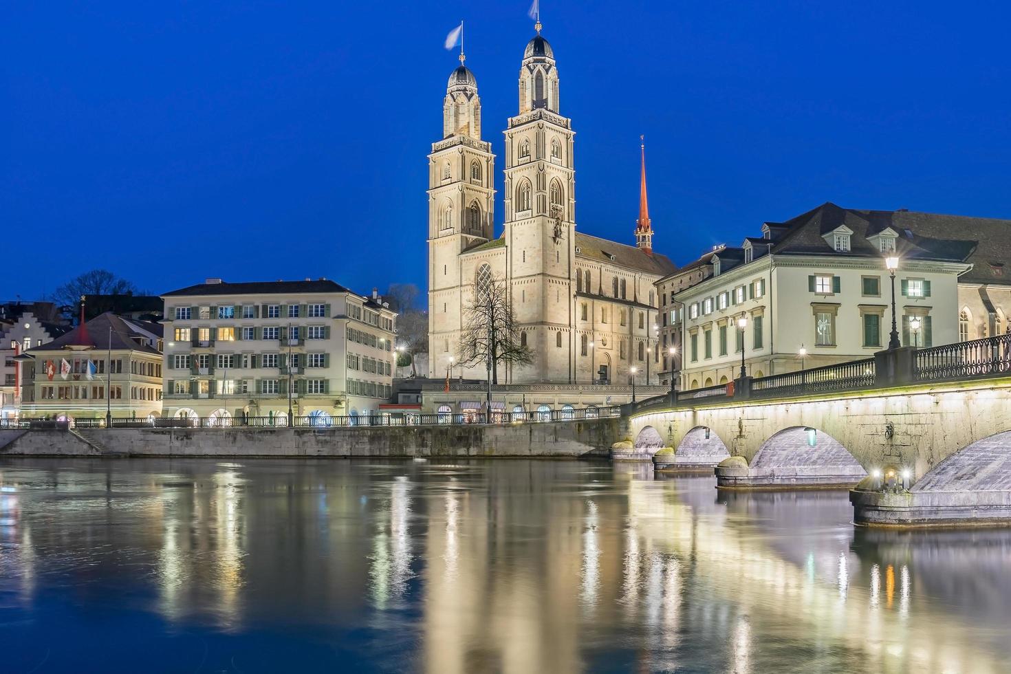 Vue de la vieille ville de Grossmünster et de Zurich photo