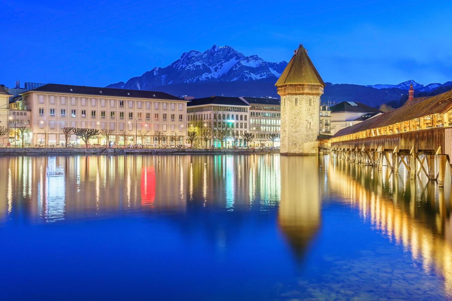 Centre-ville de Lucerne avec pont de la chapelle et le lac des Quatre-Cantons, Suisse photo