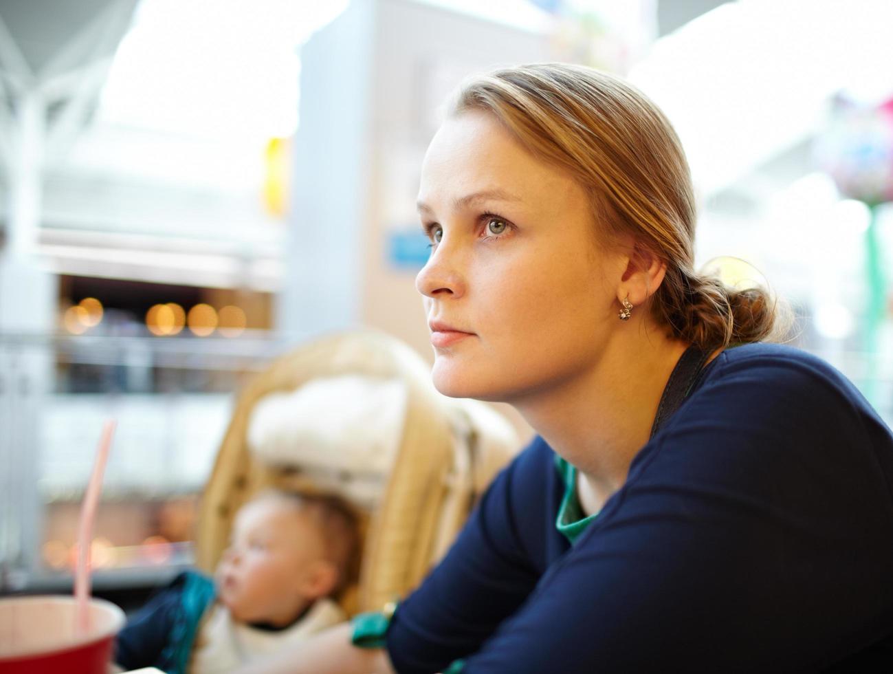 mère et fils dans un centre commercial photo