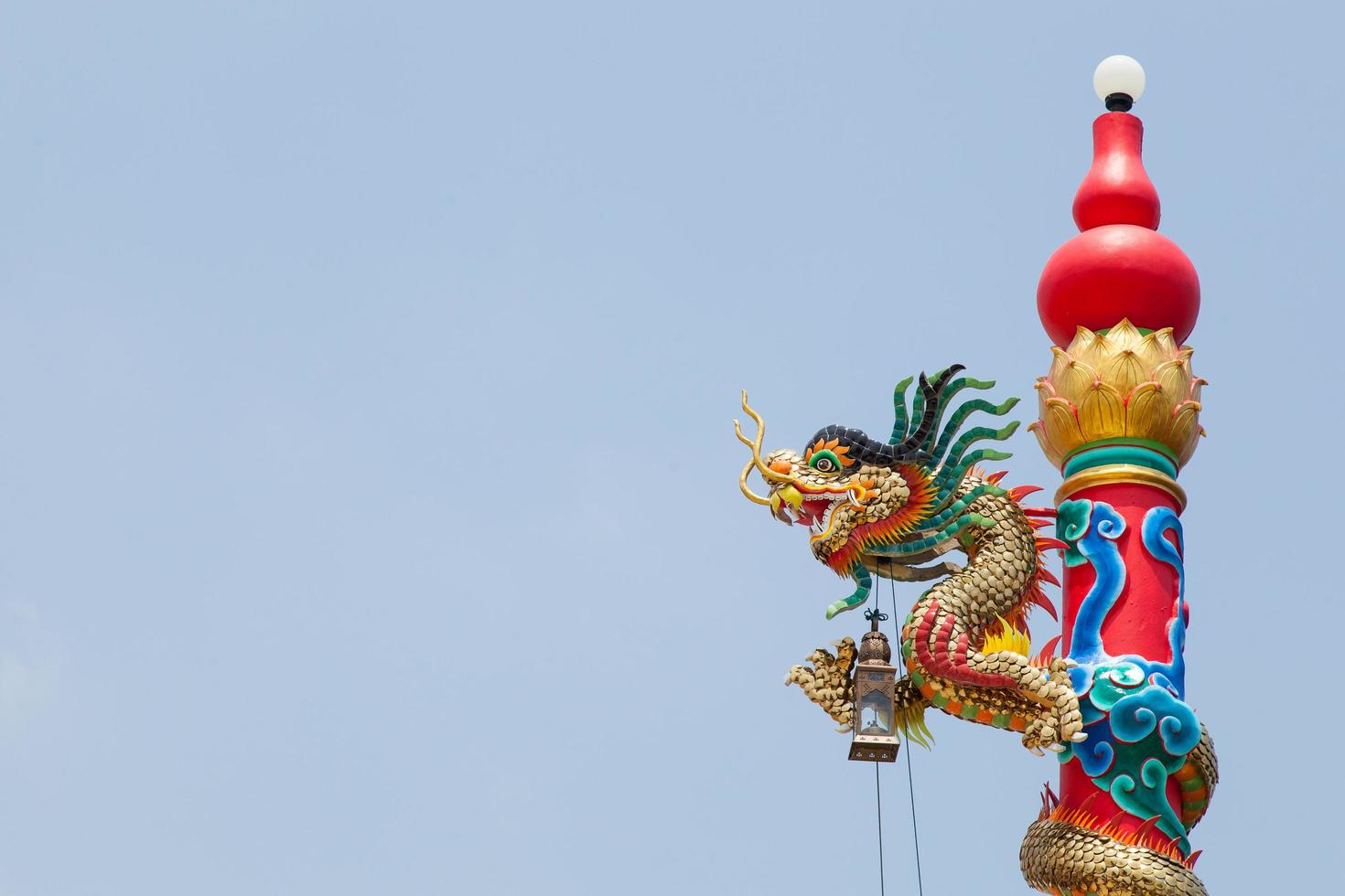 statue de pilier d'un dragon en thaïlande photo